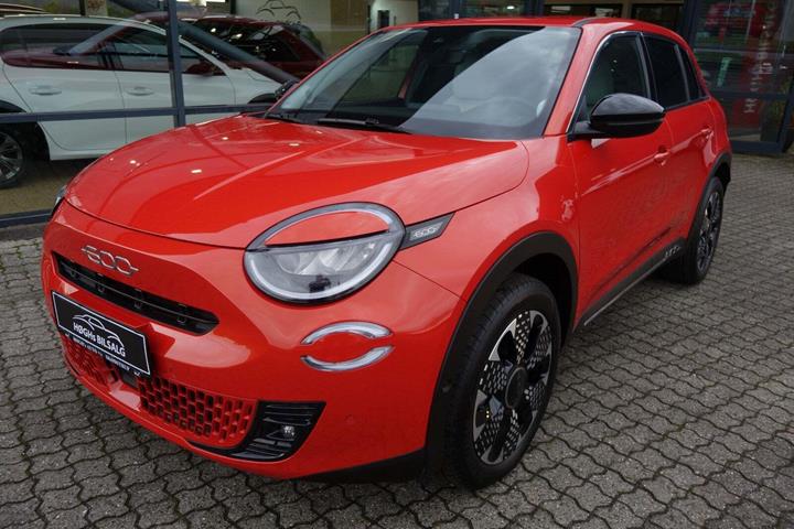 Orange Fiat 600e fra 2024 set udefra
