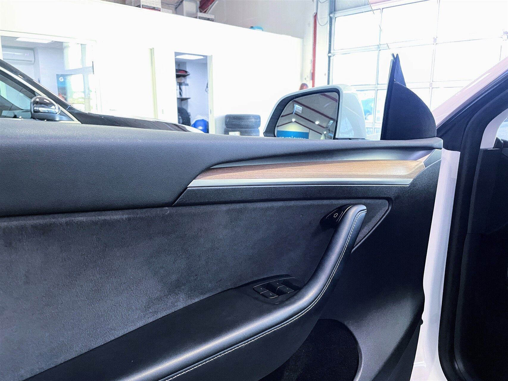 Hvid Tesla Model Y fra 2022