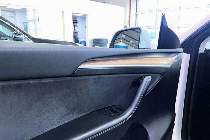 Hvid Tesla Model Y fra 2022