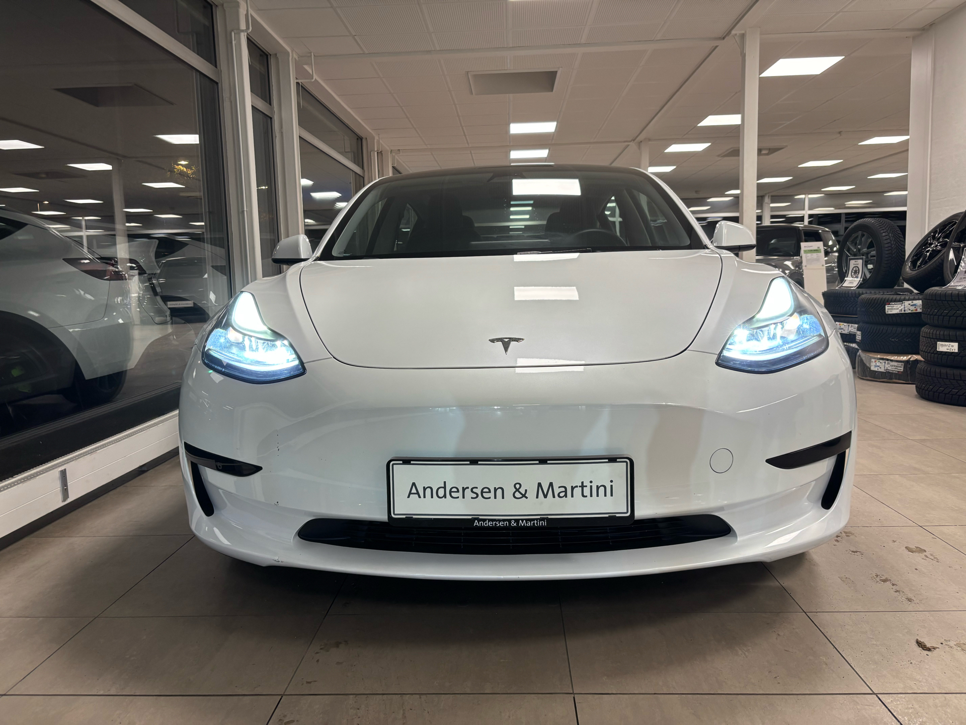 Hvid Tesla Model 3 fra 2022