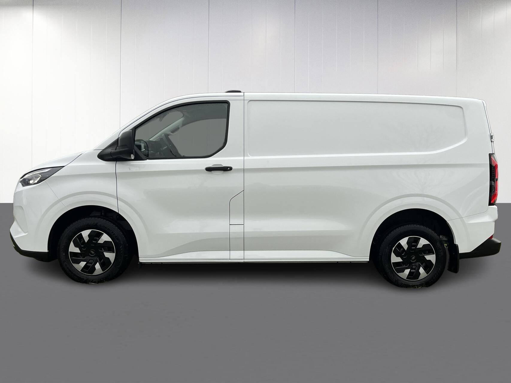 Ford E-Transit Custom 320 L1H1 EL Trend 136HK Van Aut.