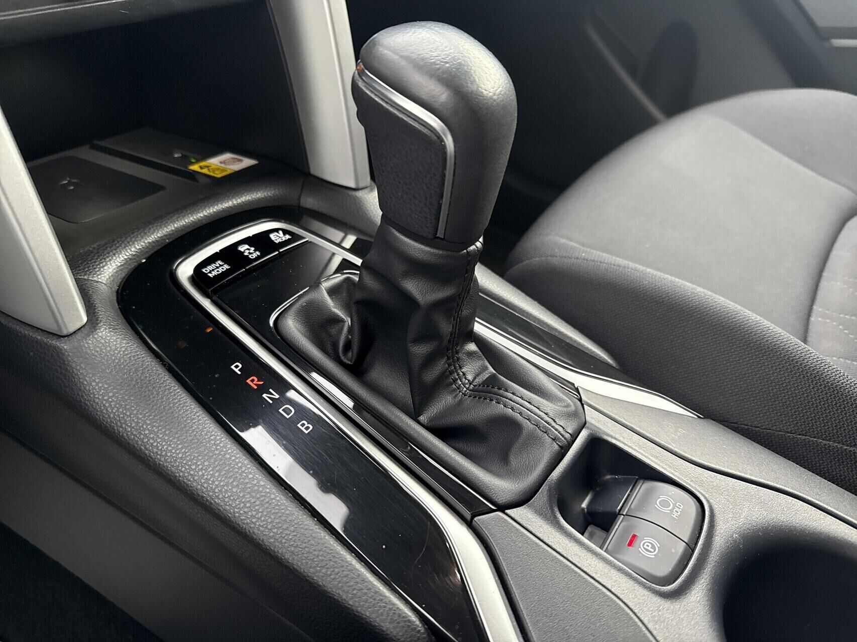 Sølv Toyota Corolla Cross fra 2022