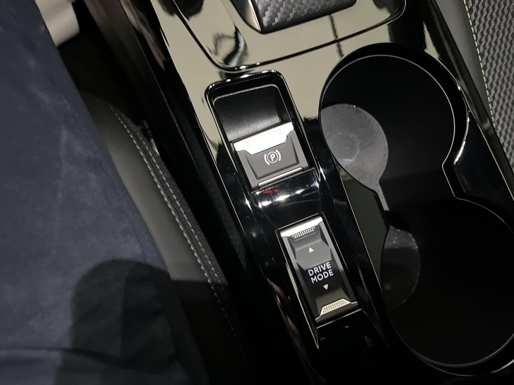 Sort Peugeot e-2008 fra 2025