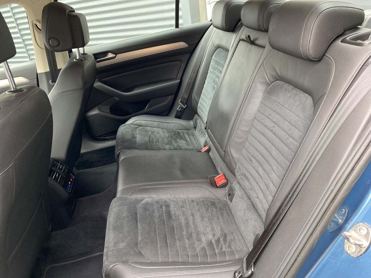 Blå VW Passat fra 2017