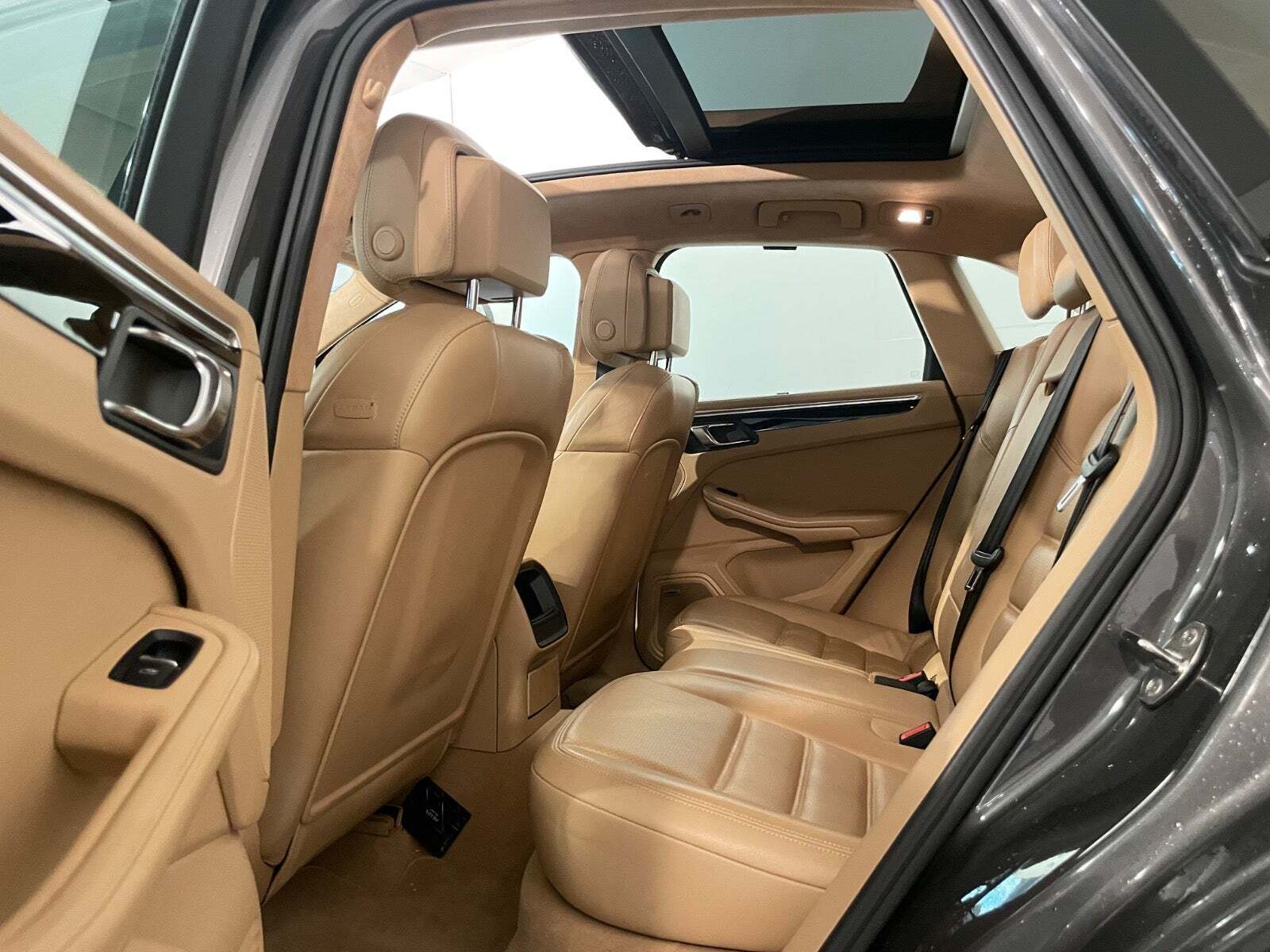 Beige Porsche Macan Turbo fra 2014