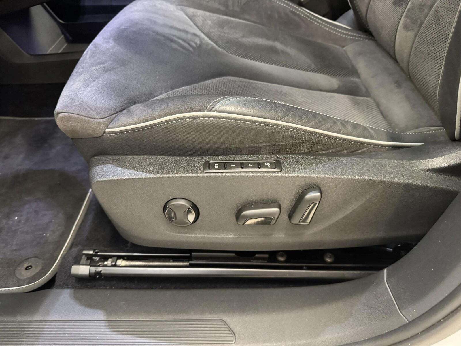 Hvid Skoda Enyaq fra 2023