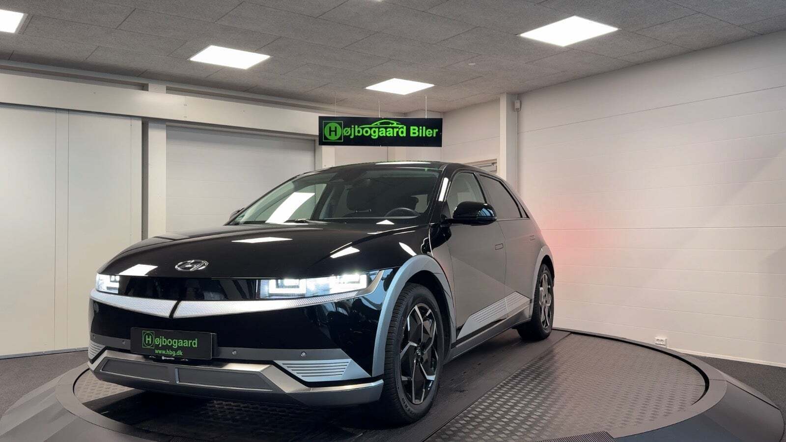 Sort Hyundai Ioniq 5 fra 2022 set udefra