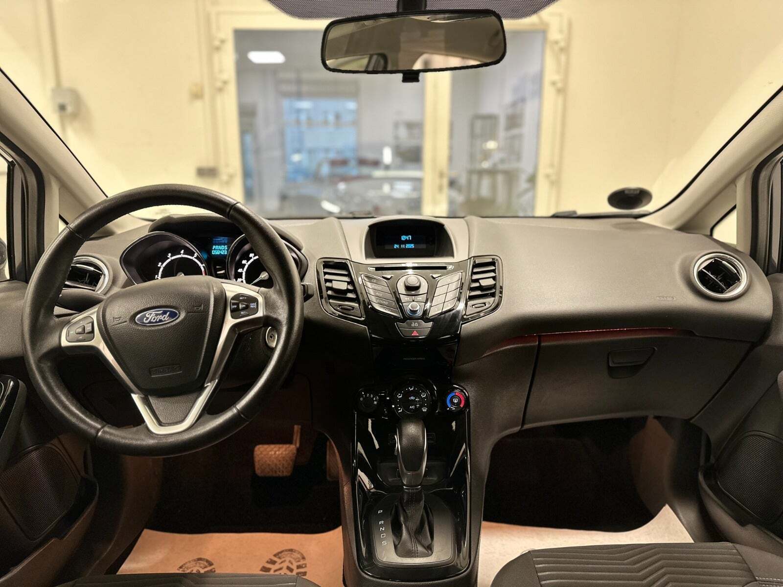 Blå Ford Fiesta fra 2014