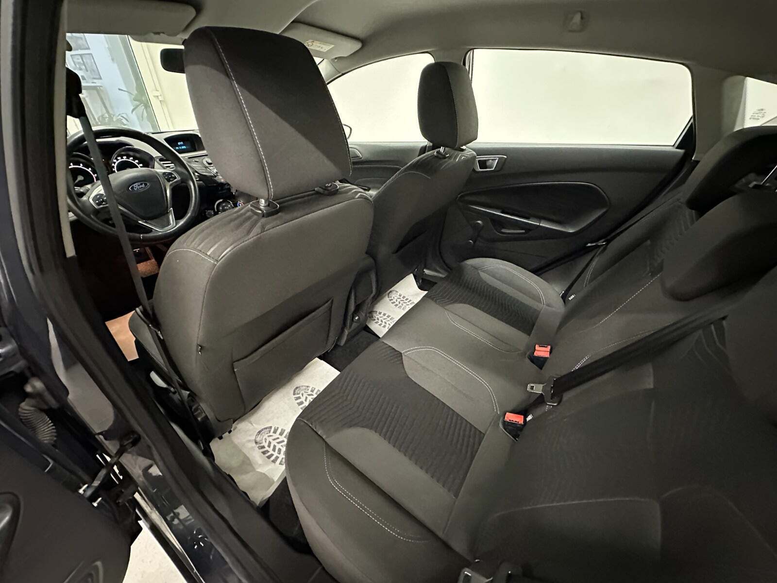 Blå Ford Fiesta fra 2014