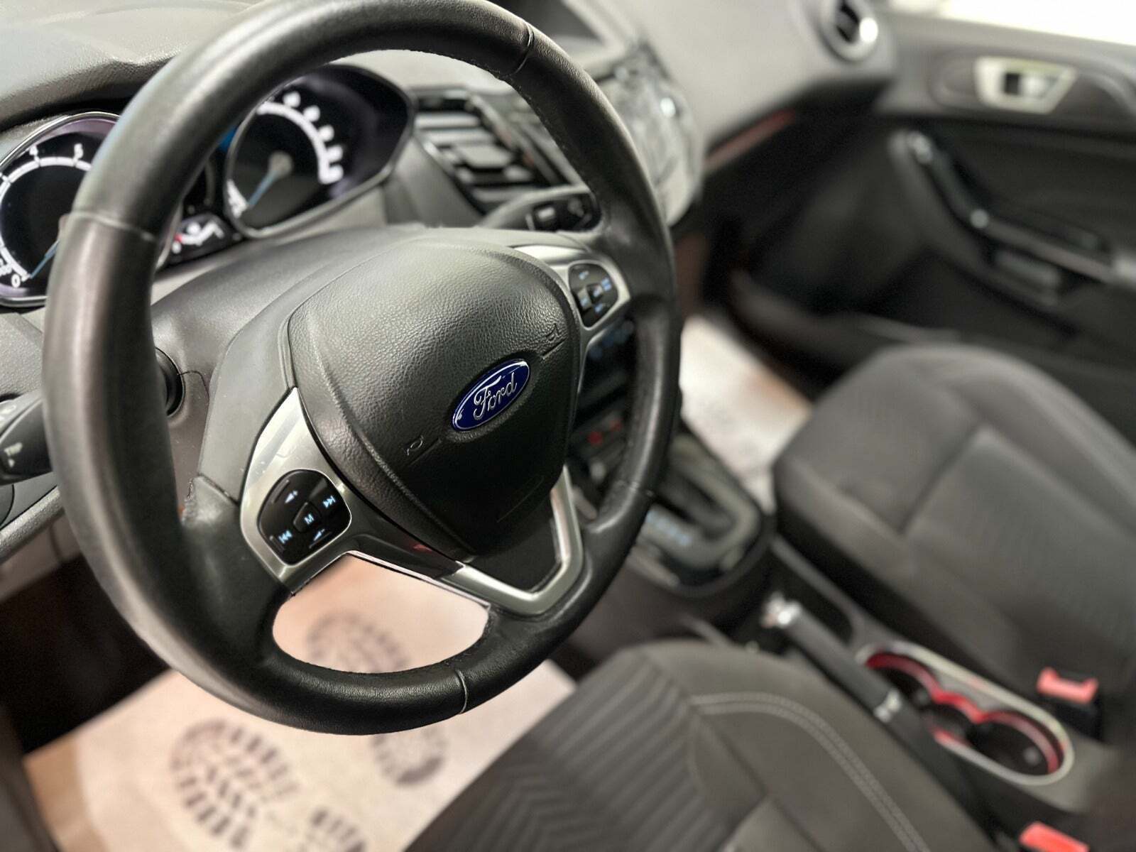 Blå Ford Fiesta fra 2014