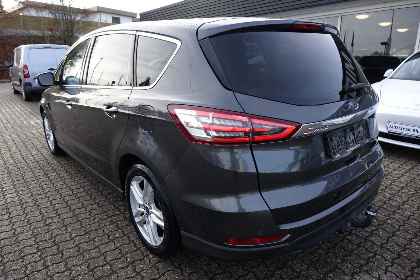 Grå Ford S-MAX fra 2018