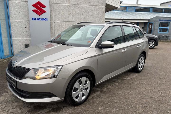 Beige Skoda Fabia fra 2018 set udefra