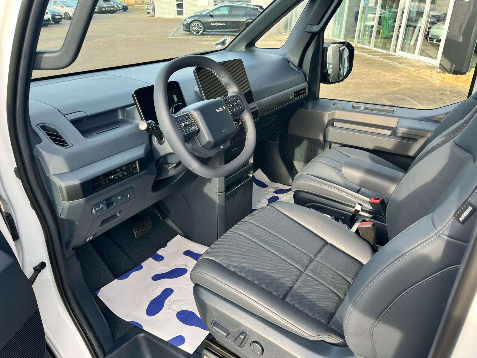 Hvid Kia PV5 fra 2026 set indefra