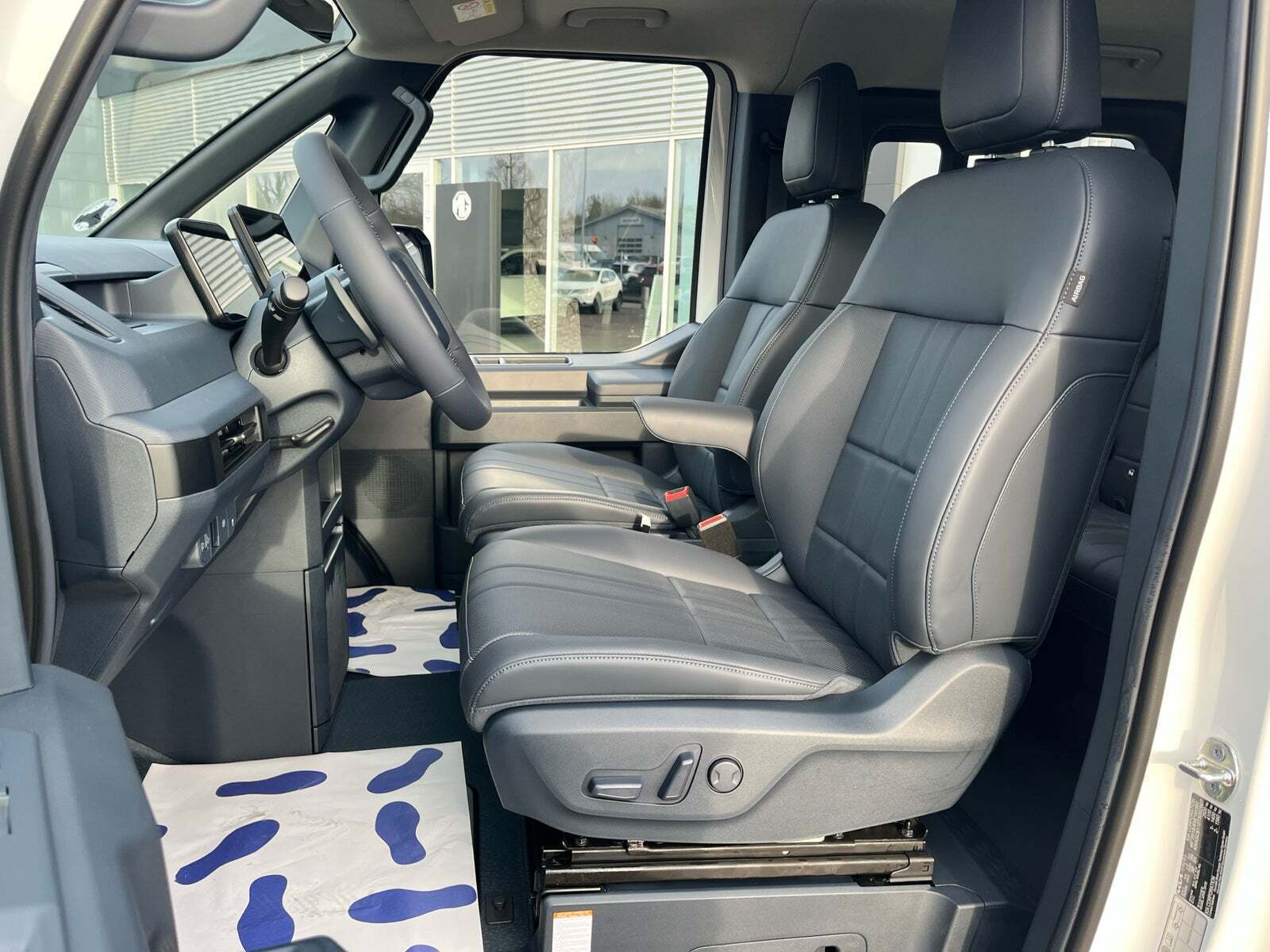 Hvid Kia PV5 fra 2026 set indefra