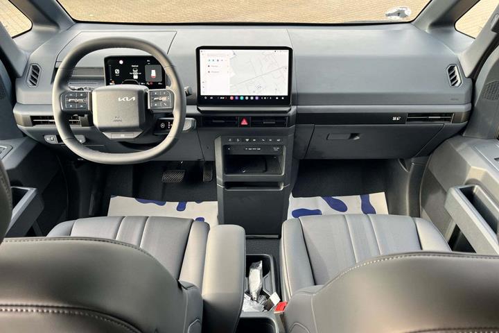 Hvid Kia PV5 fra 2026 set indefra