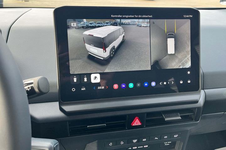 Hvid Kia PV5 fra 2026 set indefra
