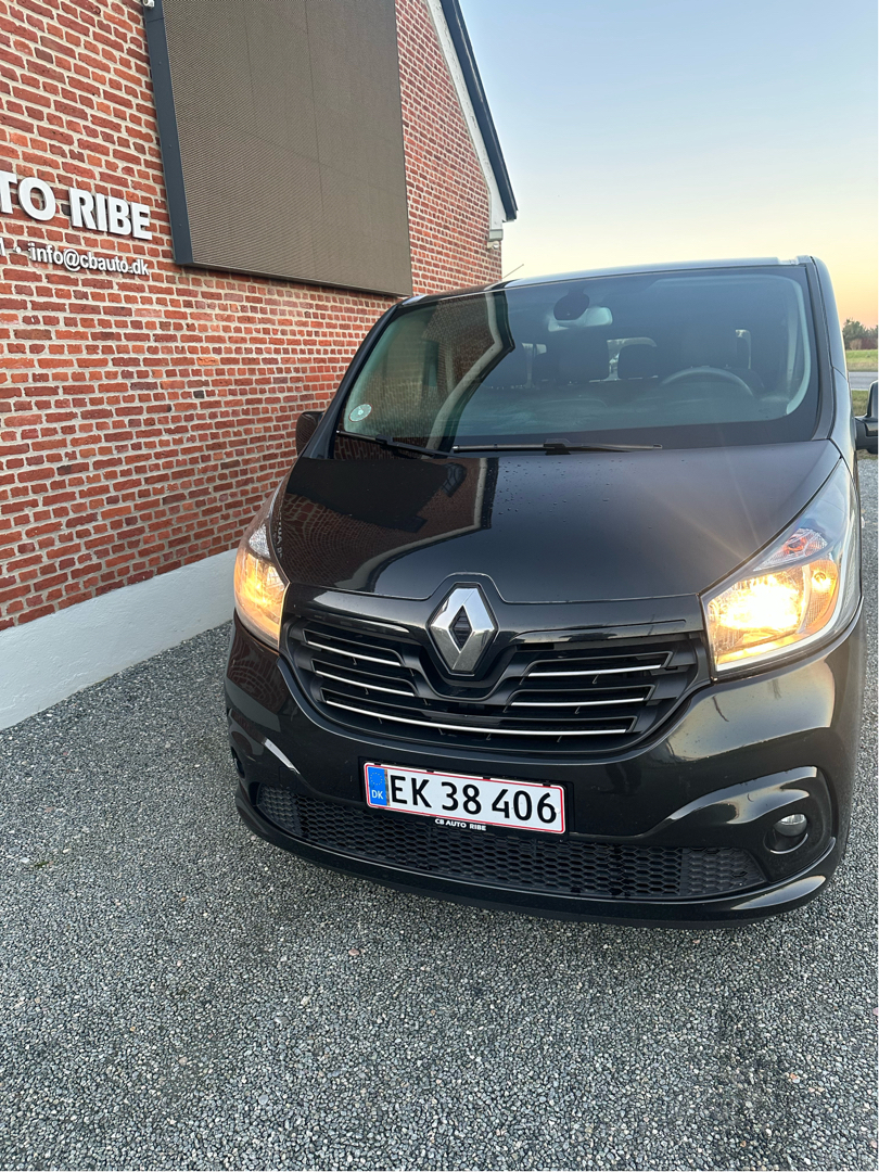 Sort Renault Trafic fra 2017