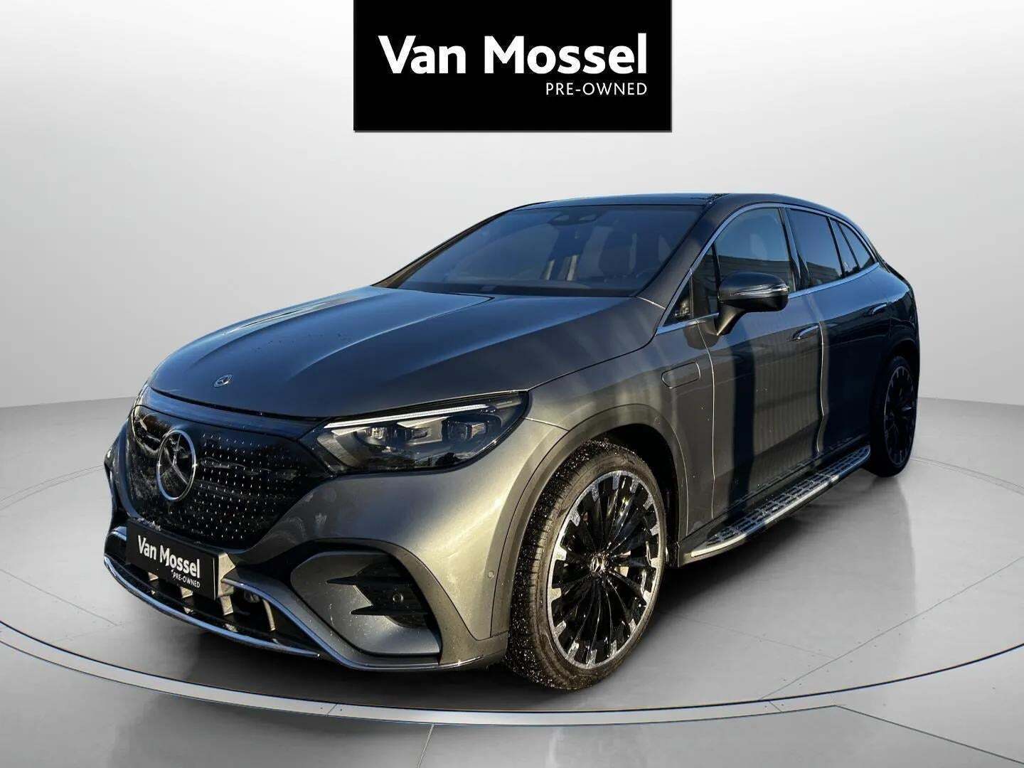 Grå Mercedes EQE350 SUV fra 2024 set udefra