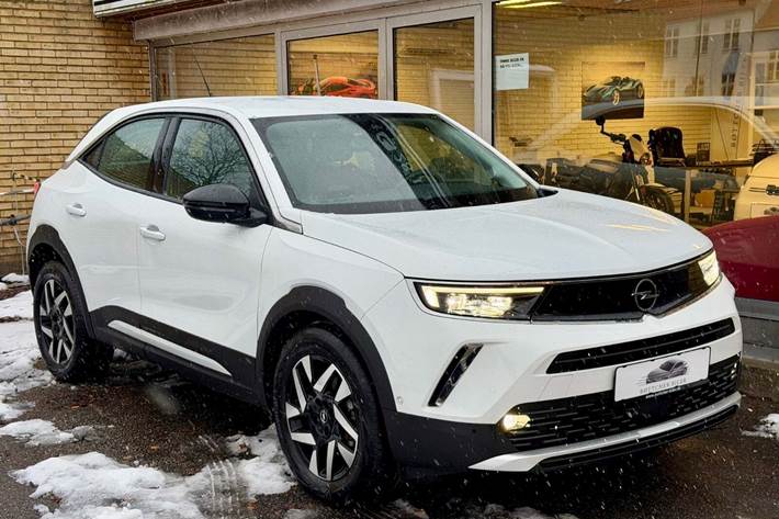 Hvid Opel Mokka-e fra 2022 set udefra