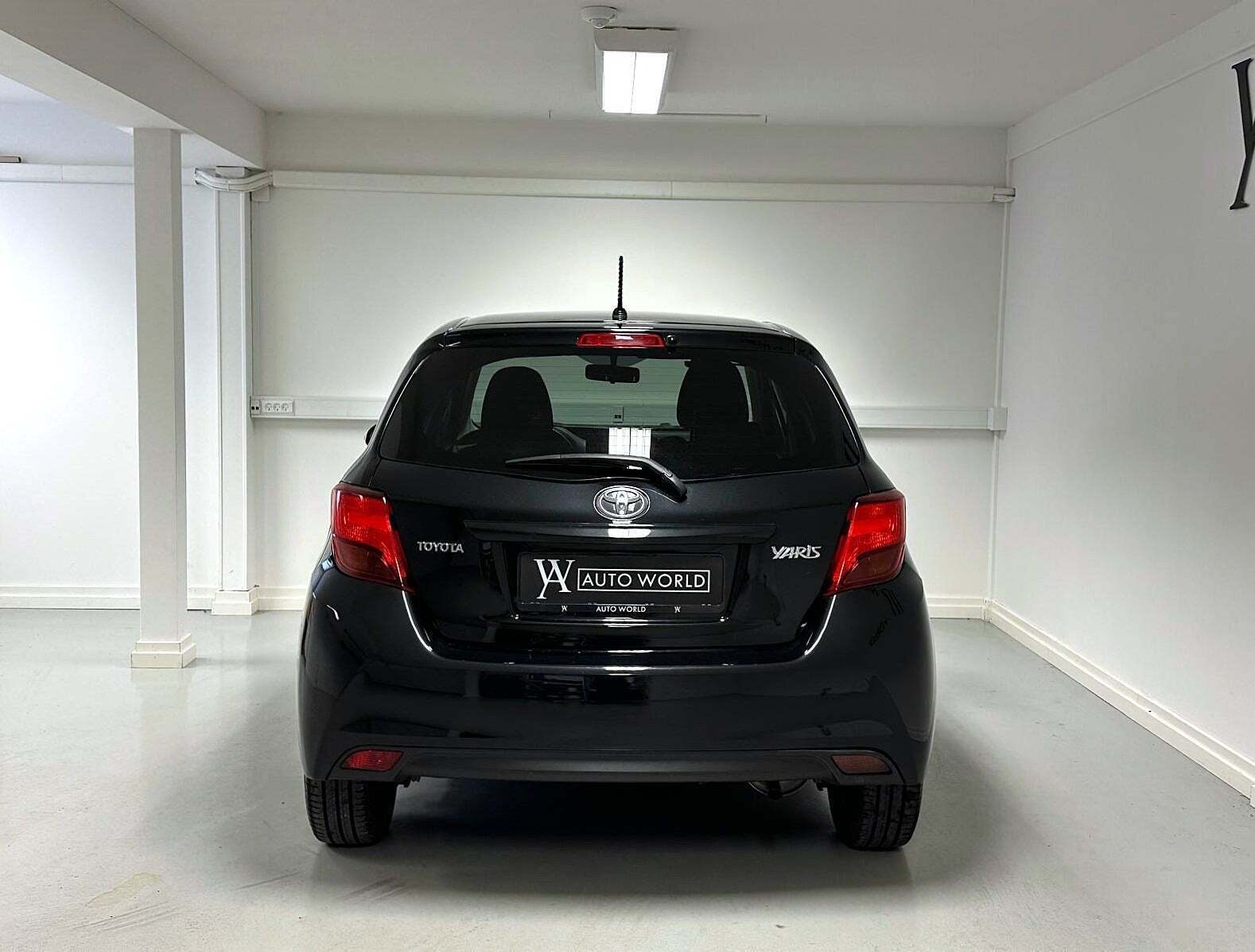 Sort Toyota Yaris fra 2015