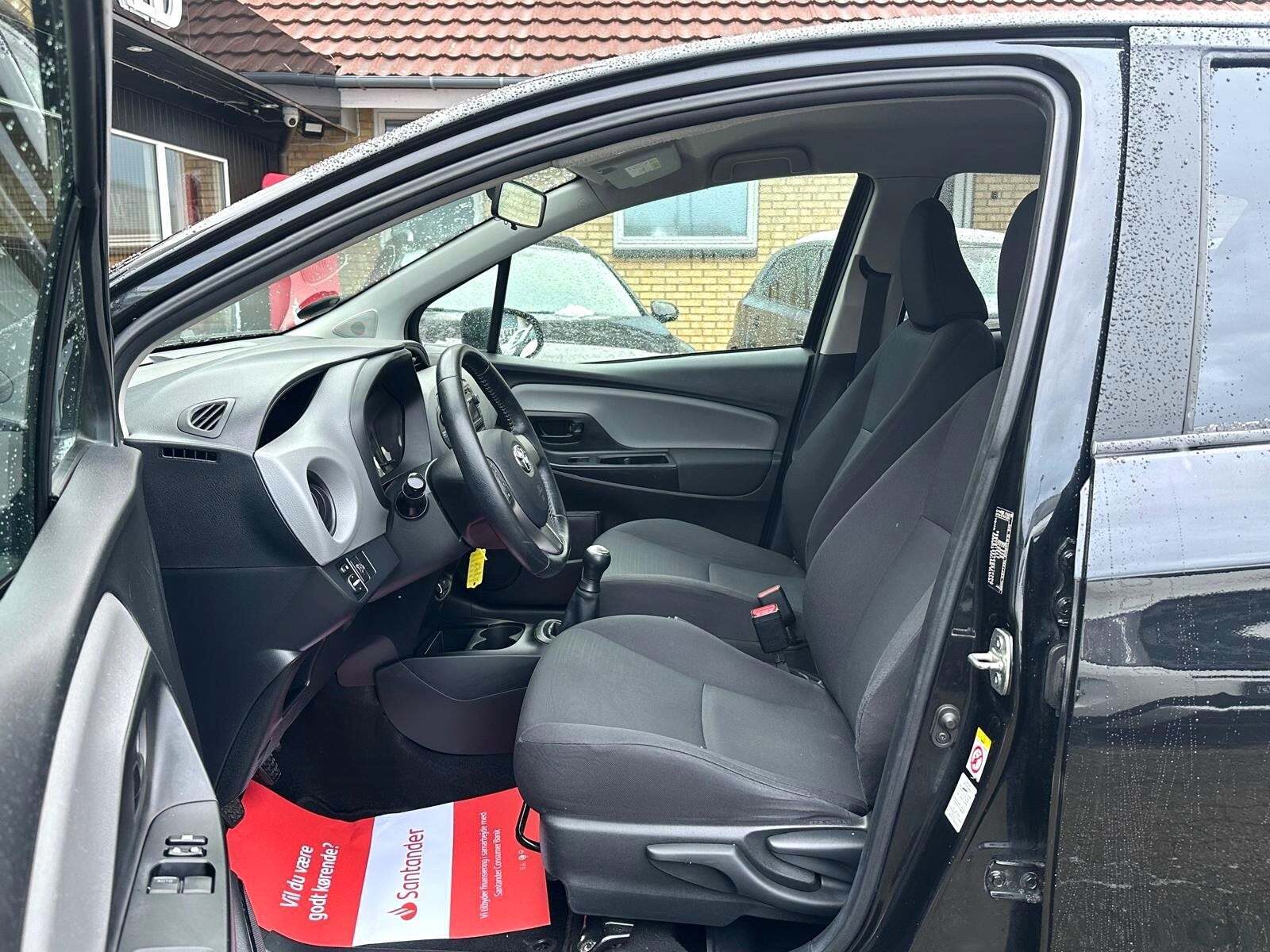 Sort Toyota Yaris fra 2015