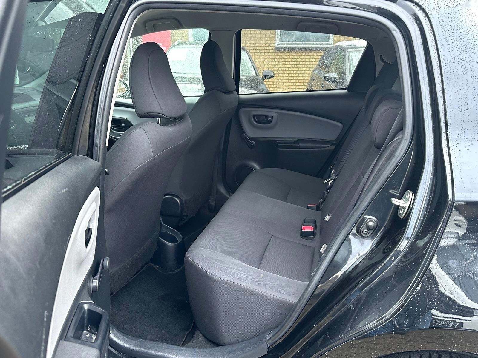 Sort Toyota Yaris fra 2015