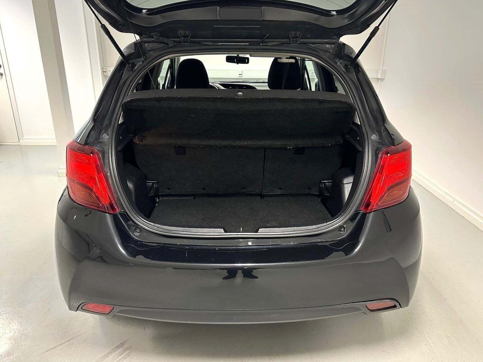 Sort Toyota Yaris fra 2015