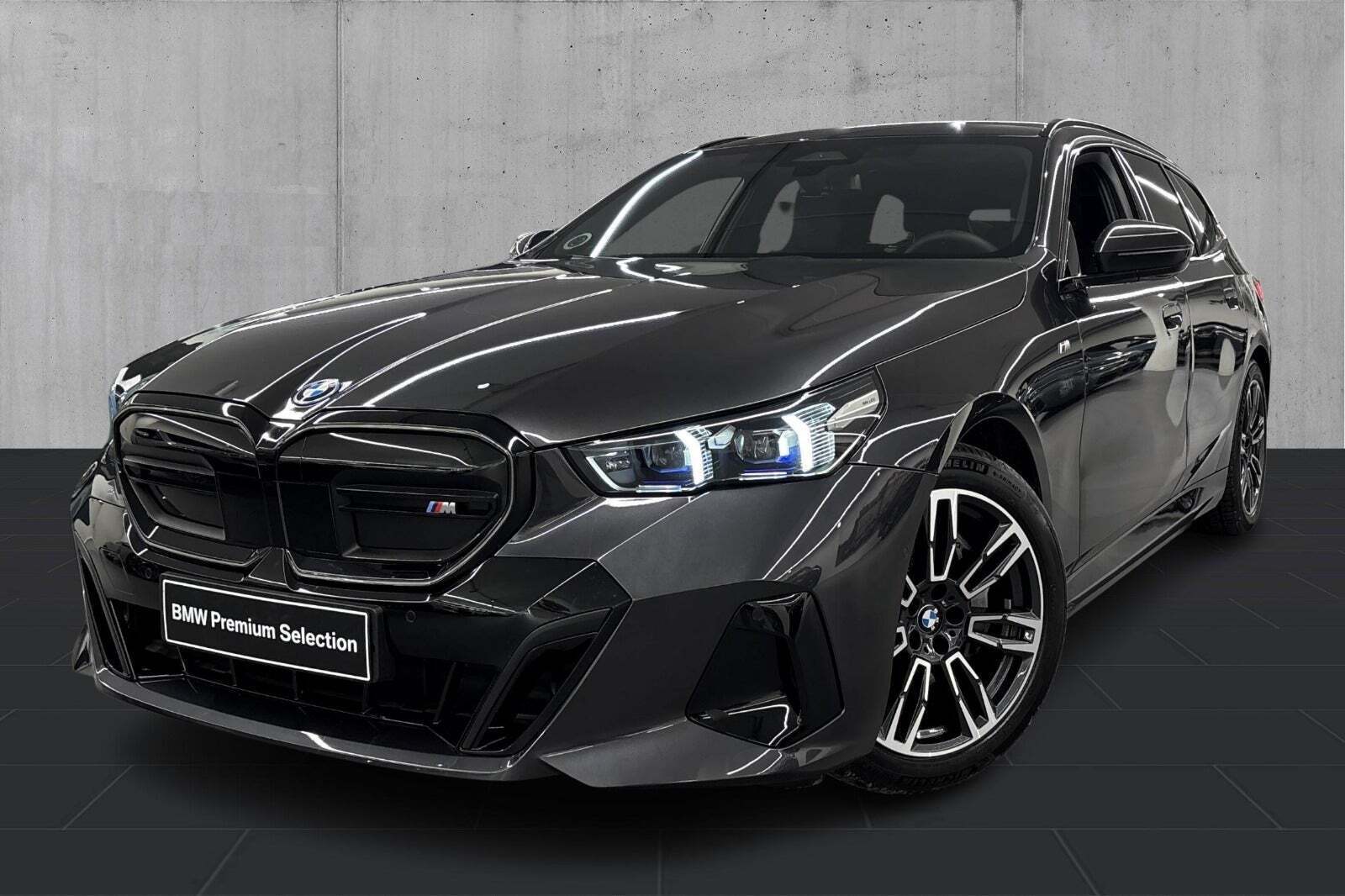 Grå BMW i5 fra 2025 set udefra