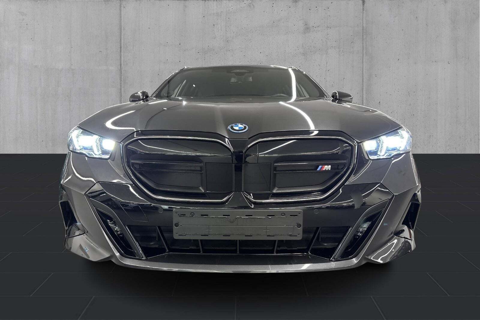 Grå BMW i5 fra 2025