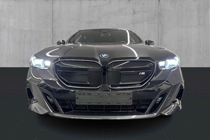 Grå BMW i5 fra 2025