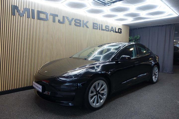 Sort Tesla Model 3 fra 2023 set udefra