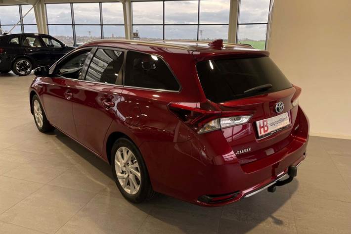 Rød Toyota Auris fra 2019