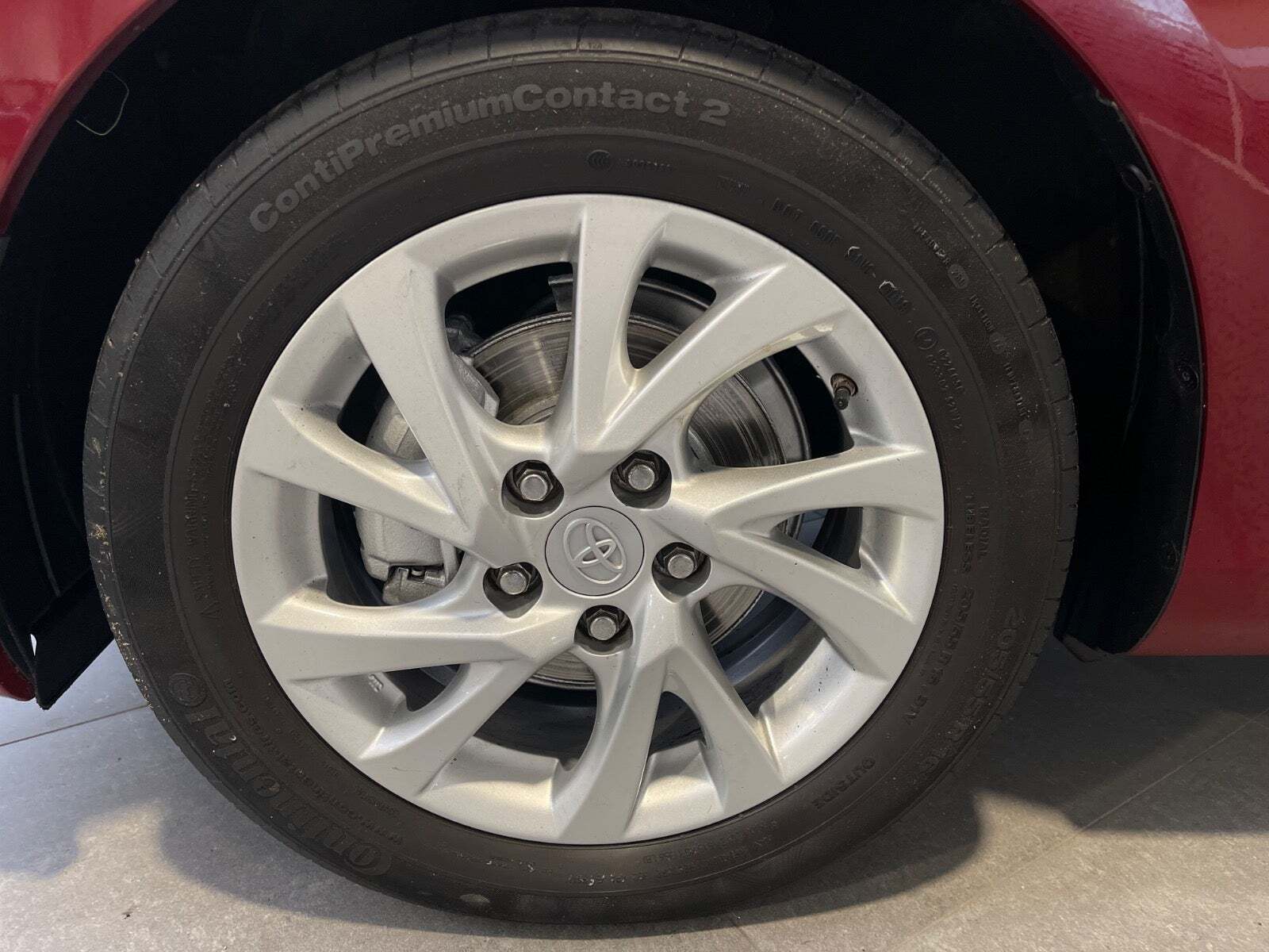 Rød Toyota Auris fra 2019