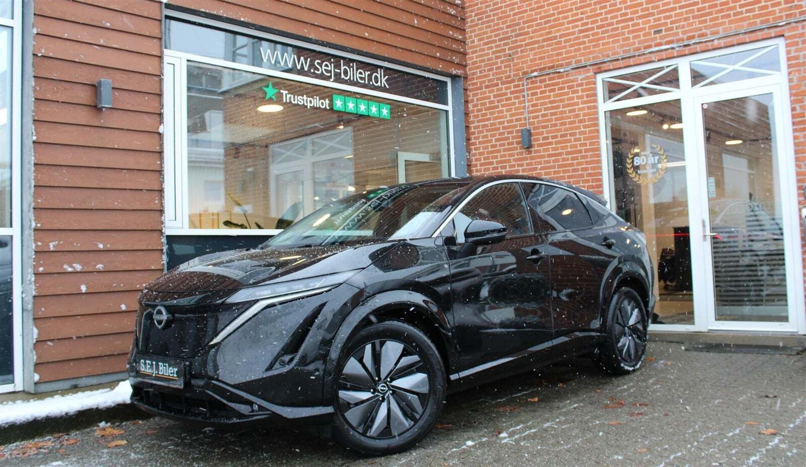 Sort Nissan Ariya fra 2025 set udefra