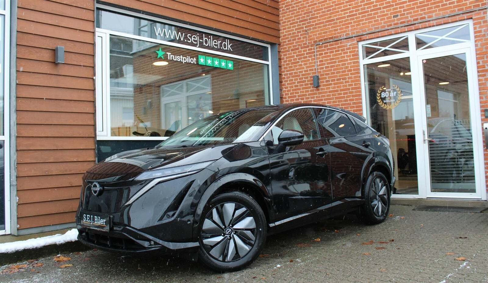 Sort Nissan Ariya fra 2025 set udefra