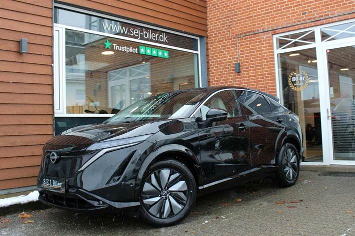 Sort Nissan Ariya fra 2025 set udefra