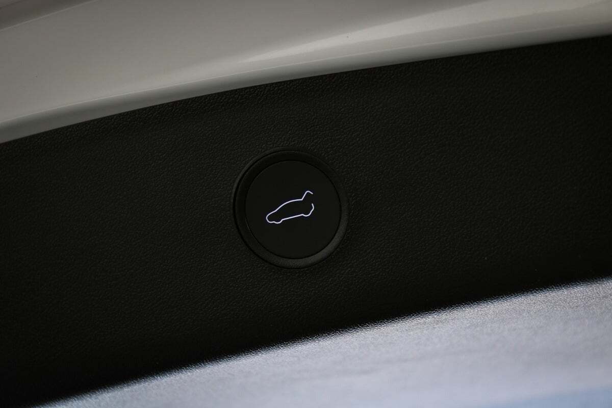 Hvid Tesla Model 3 fra 2021