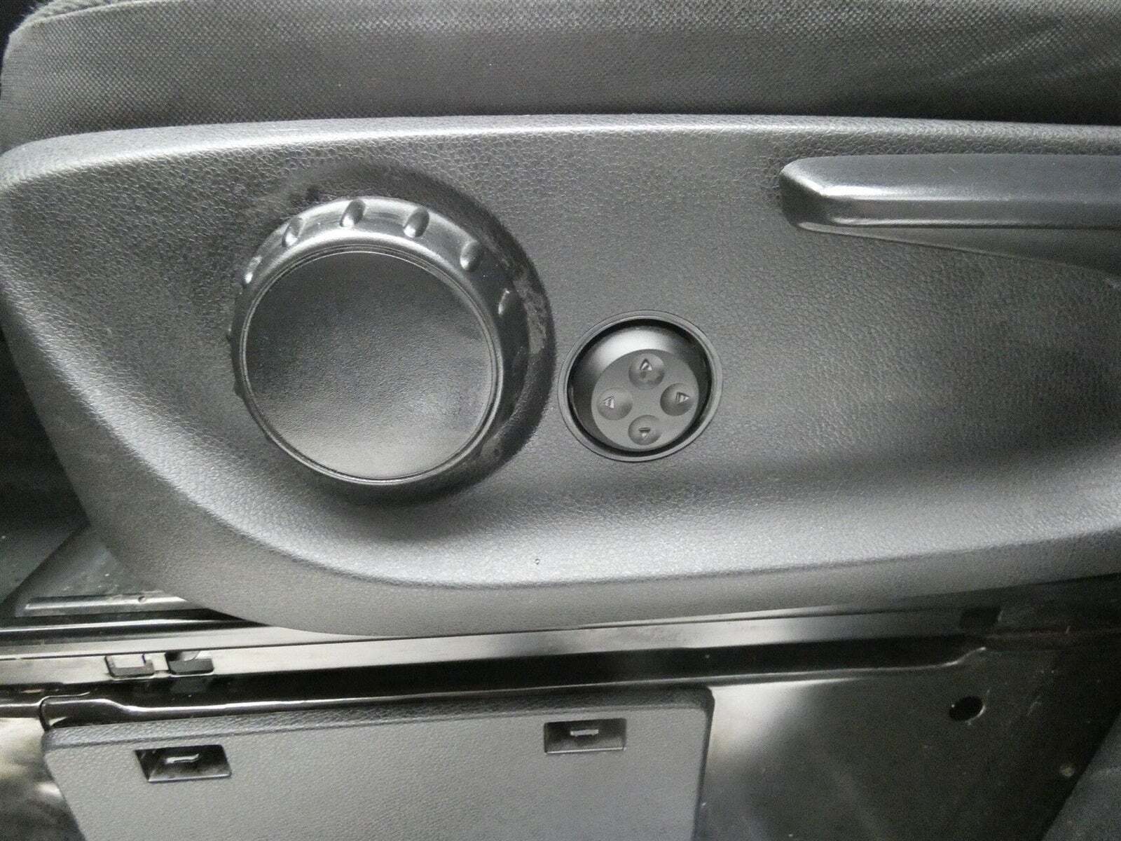 Gul Mercedes Vito 114 fra 2023