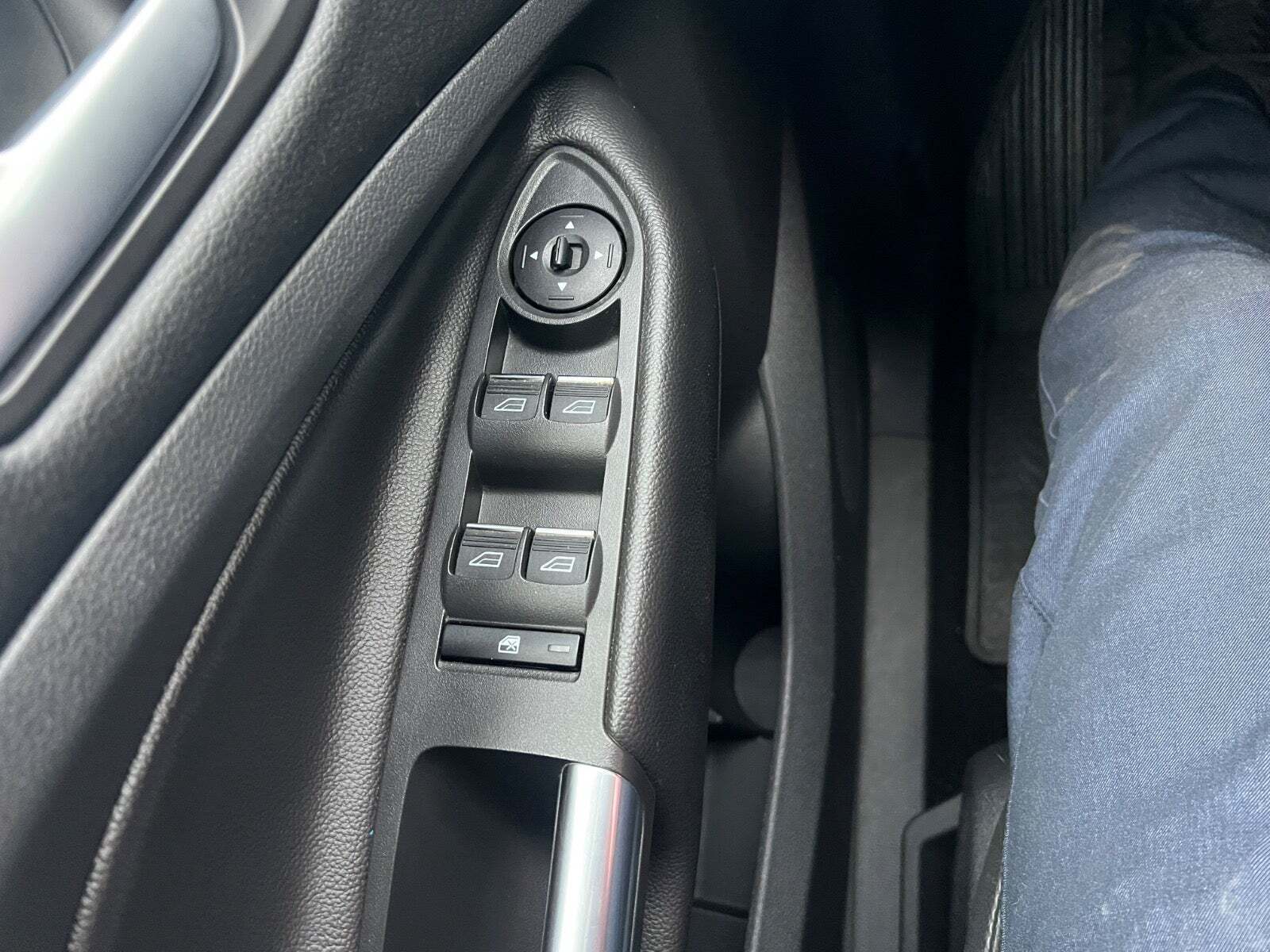 Grå Ford Kuga fra 2017