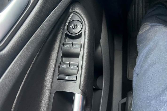 Grå Ford Kuga fra 2017