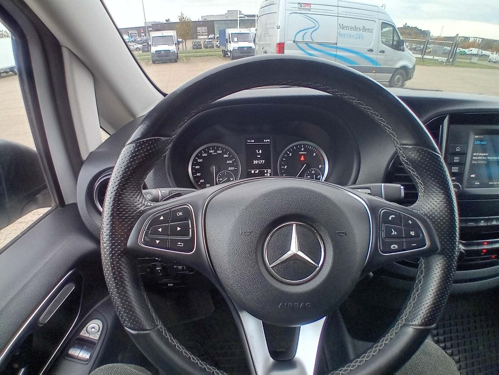 Hvid Mercedes Vito 114 fra 2024