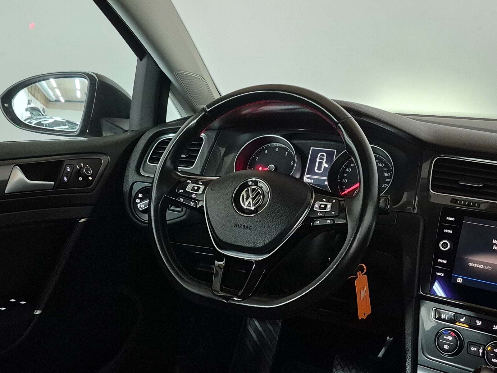 Grå VW Golf VII fra 2017