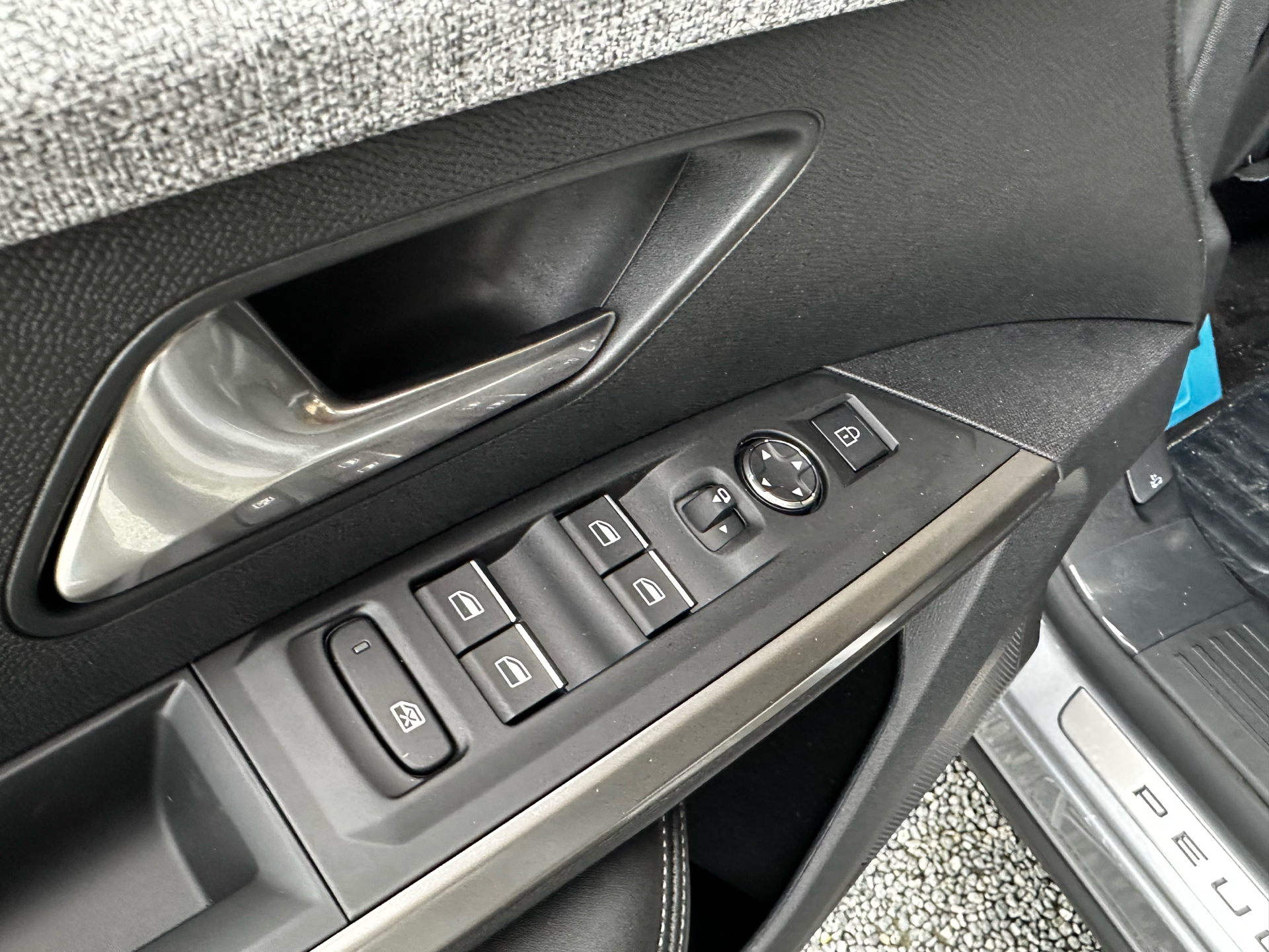 Grå Peugeot e-3008 fra 2025