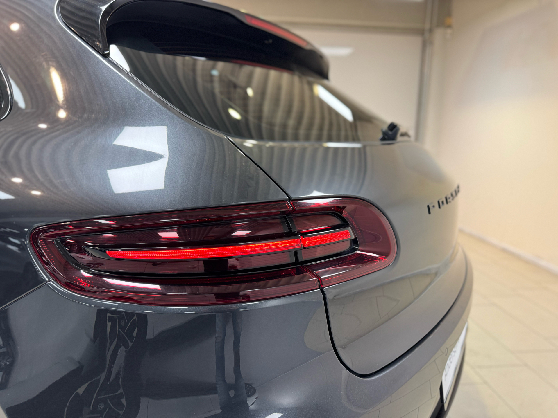 Sort Porsche Macan fra 2018