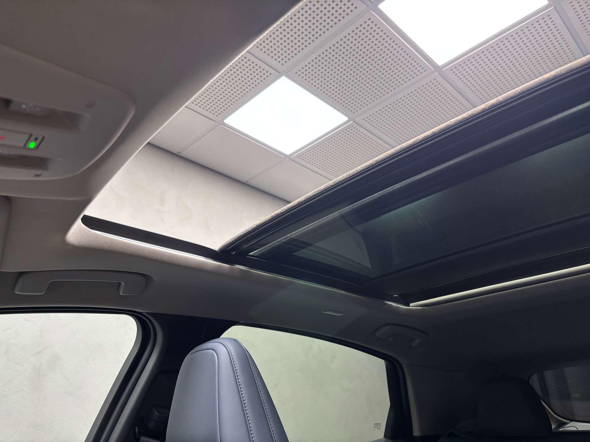 Grå Nissan Ariya fra 2025