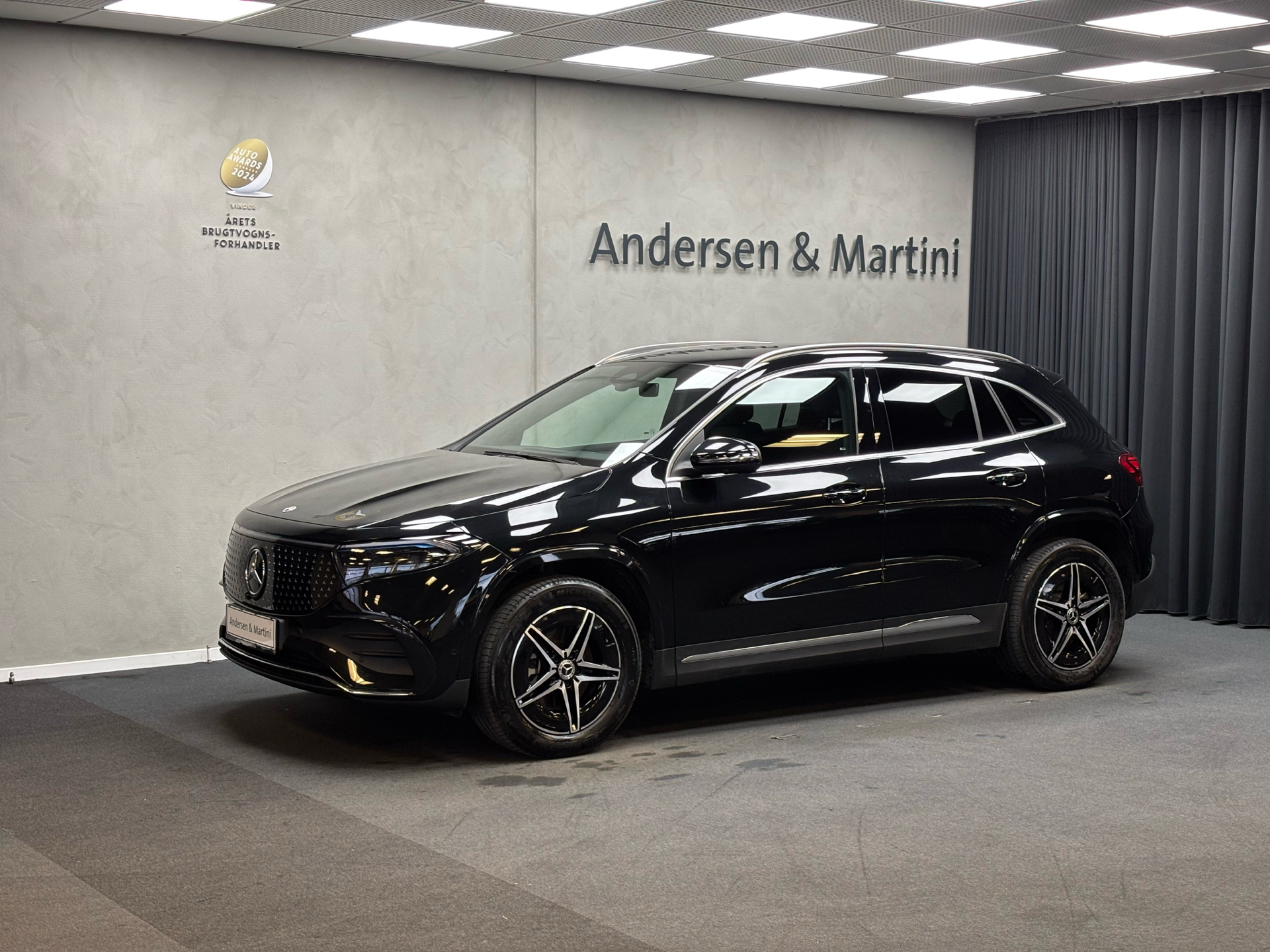 Sort Mercedes EQA 250+ fra 2025 set udefra