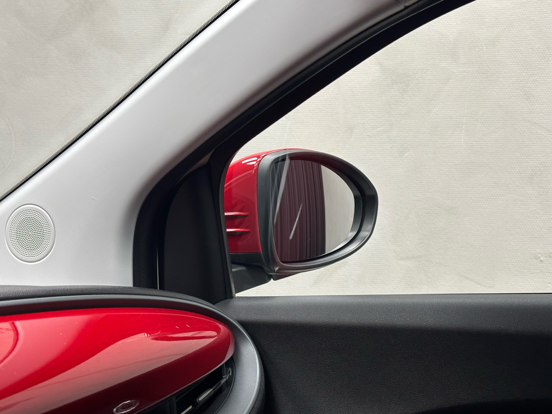 Hvid Fiat 500e fra 2023