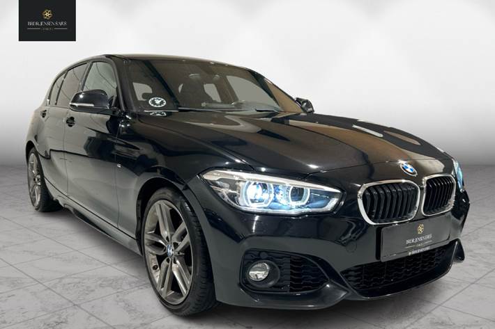 Sort BMW 118i fra 2018 set udefra