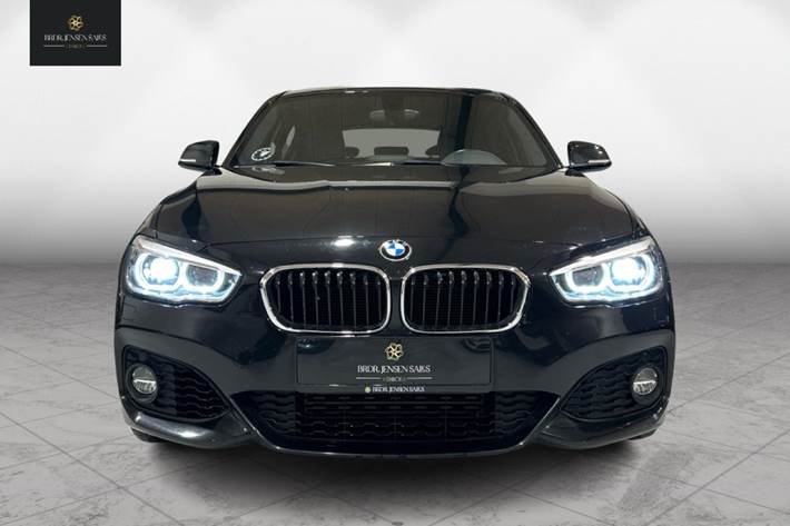 Sort BMW 118i fra 2018 set udefra