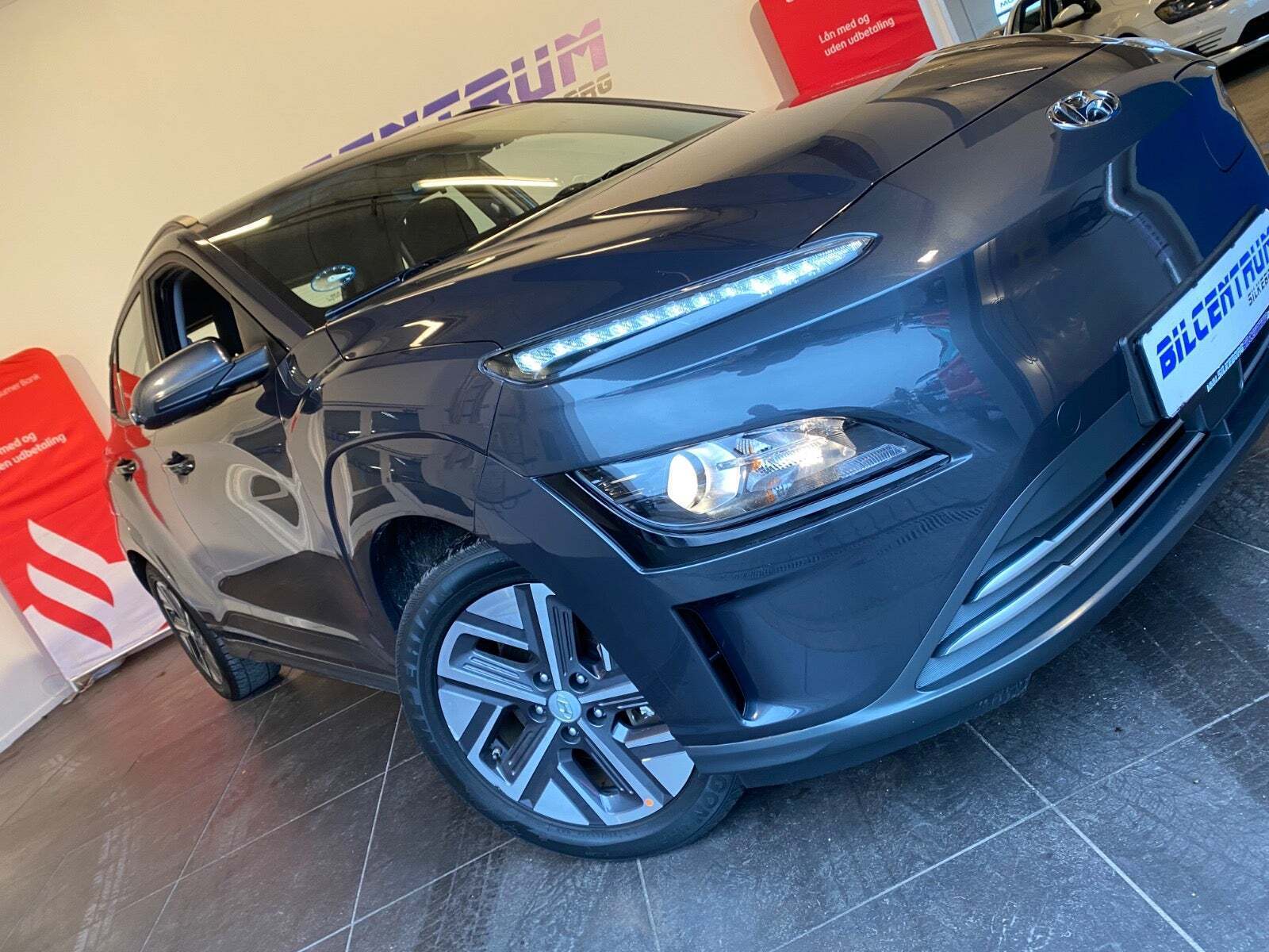 Grå Hyundai Kona fra 2021